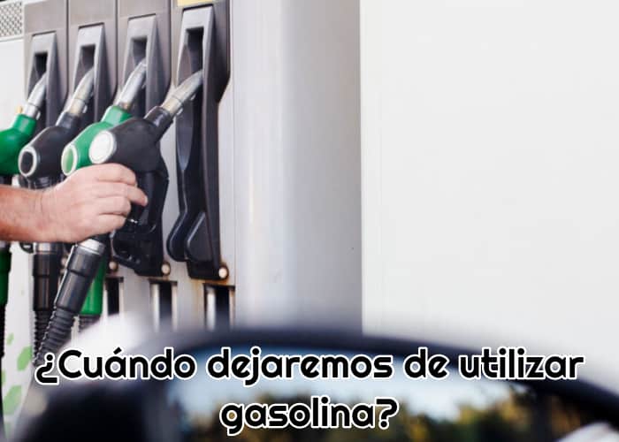 mujer-que-acaba-de-echar-gasolina-a-su-coche-colganfo-la-manguera