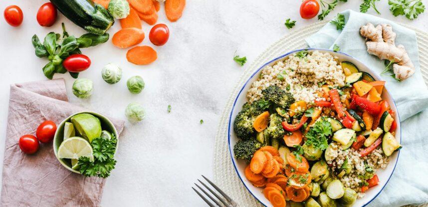 Alimentación consciente: 7 hábitos para comer mejor sin dietas estrictas