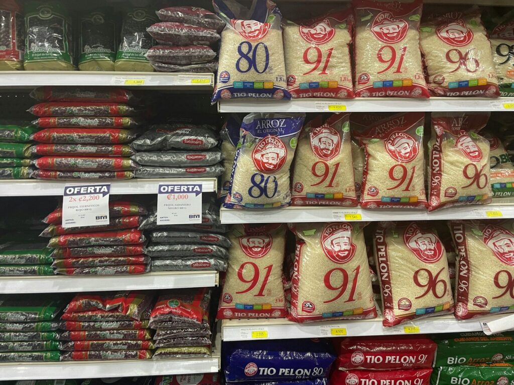 Estanterías de un supermercado: el arancel puede acabar en el precio que paga el consumidor
