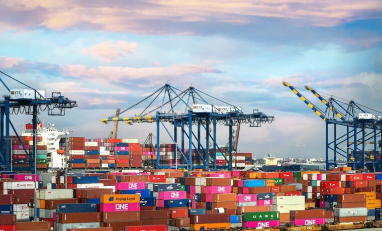 Grúas y contenedores en un puerto comercial, imagen del comercio internacional que regula la Organización Mundial del Comercio