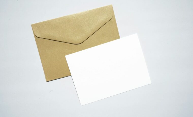Sobres de correo sobre una mesa, para escribir a la redacción de OMC 2015