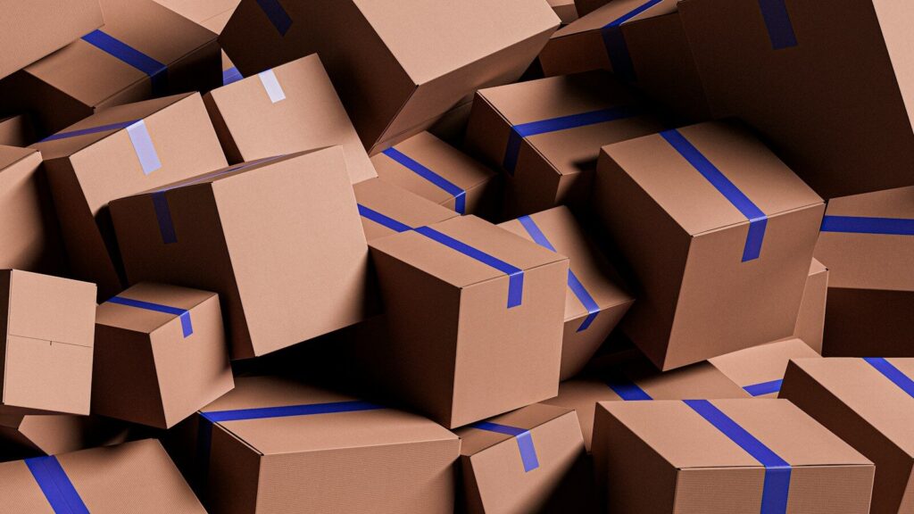 Cajas de cartón de mercancía importada sobre la que se calculan los aranceles